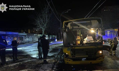 У Києві під час руху вибухнув автобус. Поліціянти з’ясовують обставини