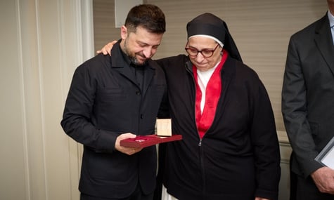 Президент України Володимир Зеленський у Мадриді нагороджує орденом княгині Ольги Марію Люсію, 18 листопада 2025 року