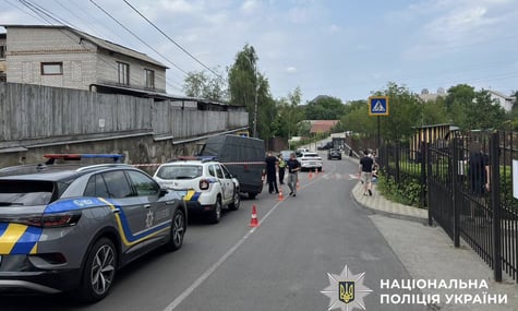 На Київщині мікроавтобус без водія покотився на 9-річного хлопчика. Він загинув
