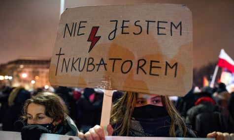 Протестувальниця у Варшаві тримає плакат із надписом «Я не є інкубатором», Польща, 28 січня 2021 року