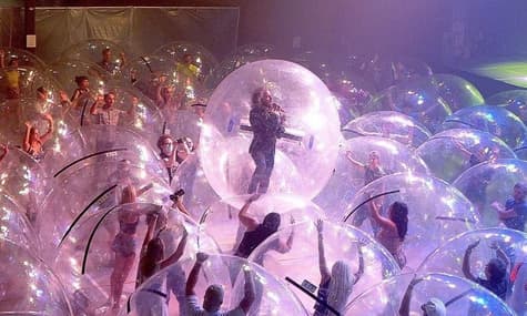 Американская рок-группа устроила концерт в «аеропузырьках», чтобы защитить фанов от коронавируса