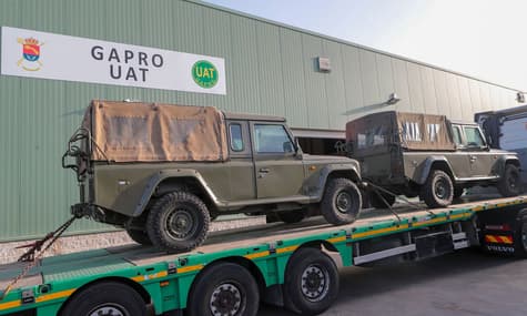 Іспанія передає Україні позашляховики, карети швидкої допомоги та тонни медикаментів