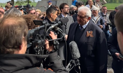 Посол рф у Німеччині без запрошення прийшов на захід, присвячений Другій світовій війни. Йому не дали слова