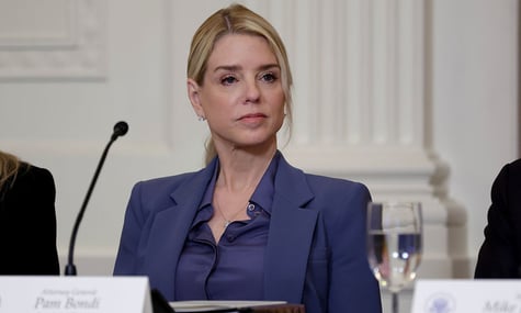 Колишню генпрокурорку США, яку звільнив Трамп, допитали у справі Епштейна. Вона каже, що показала «безпрецедентну відданість»