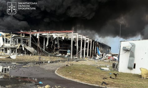 У Мукачеві досі не загасили пожежу після удару рф по заводу. Кількість постраждалих там зросла до 21