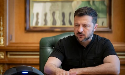 Зеленський про погрозу путіна помститися за знищені літаки: росія показує середній палець усьому світові