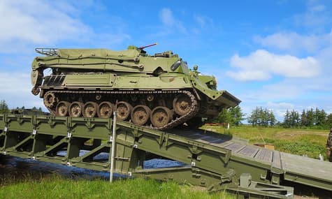 Німеччина передала Україні нову партію допомоги з машинами для розмінування