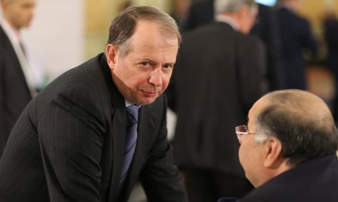 російський мільярдер Володимир Лісін, якого можуть включити до санкційних списків ЄС, розмовляє з російським мільярдером Алішером Усмановим, з якого зняли санкції російський мільярдер Володимир Лісін, якого можуть включити до санкційних списків ЄС, розмовляє з російським мільярдером Алішером Усмановим, з якого зняли санкції