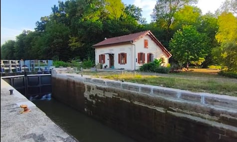 У Франції рибалки з України і Казахстану побилися через війну. Один зазнав ножових поранень, а іншого за кілька днів знайшли мертвим у ставку