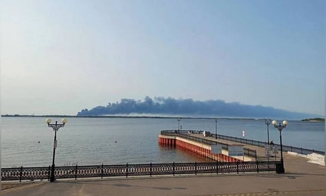 В российском Энгельсе уже третий день горит нефтебаза, которую атаковали украинские беспилотники