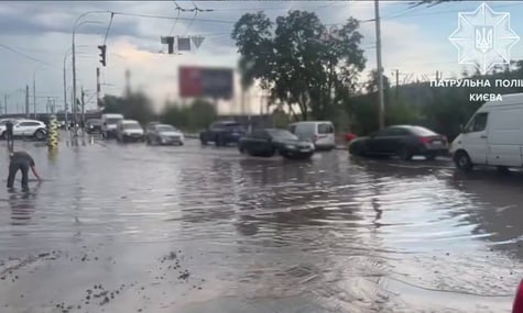 Через негоду в Києві знову підтопило вулиці й повалило дерева (ФОТО, ВІДЕО)
