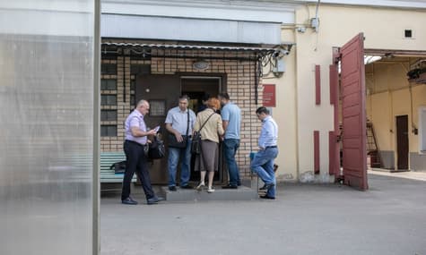 В тюрьму выстроилась очередь. В Москве адвокаты проводят жеребьевку, чтобы попасть к своим подзащитным