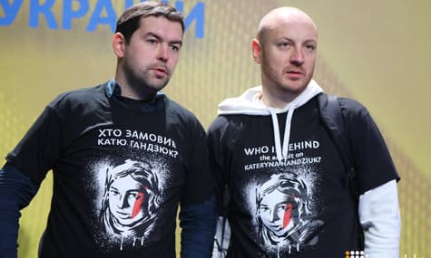 Журналісти прийшли на прес-конференцію Порошенка у футболках «Хто замовив Гандзюк»