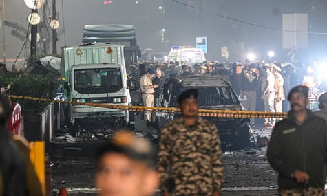 Співробітники служб безпеки біля зруйнованих автомобілів на місці вибуху в Нью-Делі, Індія, 10 листопада 2025 року
