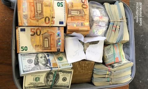 ДБР передало армії мільйон доларів, вилучених під час спроби вивезти їх за кордон