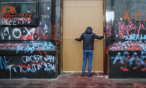 Офіс президента без дверей та у фарбі — вуличне мистецтво, вандалізм чи громадянська позиція? (ФОТО)