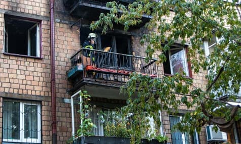 В Киеве горела квартира в многоэтажке: один человек погиб, двое спаслись, выпрыгнув с балкона