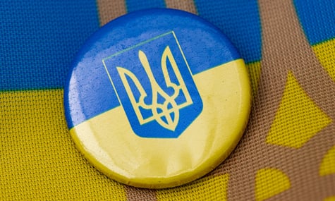 «Ти що, підтримуєш цих фашистів?». Киргизькі силовики били й катували чоловіка через значок з українським прапором — Kloop