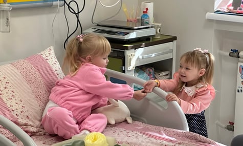 У Львові двом дівчаткам віком 2 і 4 роки одночасно пересадили нирки від одного донора — 49-річного чоловіка