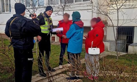 В Киеве жители многоэтажки повесили решетки на подвал, где находились кошки. Они умерли