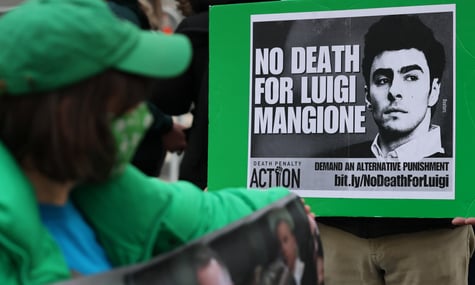 Американець хотів звільнити з в’язниці Луїджі Манджоне, вдаючи із себе агента ФБР. Тепер його самого судять