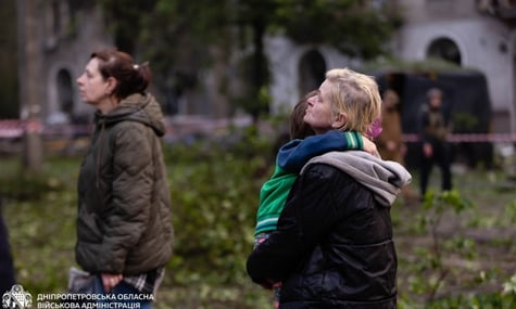 Жителі Дніпропетровщини дивляться на наслідки російської атаки, 18 травня 2026 року