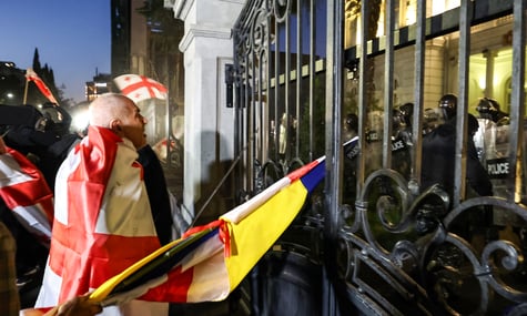 Протестувальники у Тбілісі намагаються штурмувати президентський палац Орбеліані (ВІДЕО)