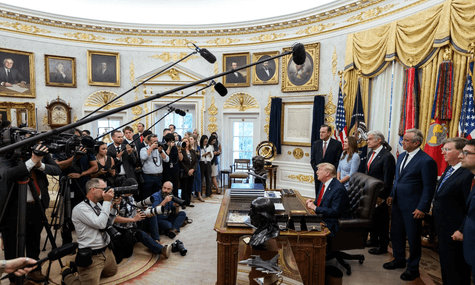 Президент США Дональд Трамп під час спілкування із журналістами у Білому дому Президент США Дональд Трамп під час спілкування із журналістами у Білому дому