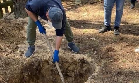 В Киевской области обнаружили тела двух мужчин, которых оккупанты расстреляли и переехали танком