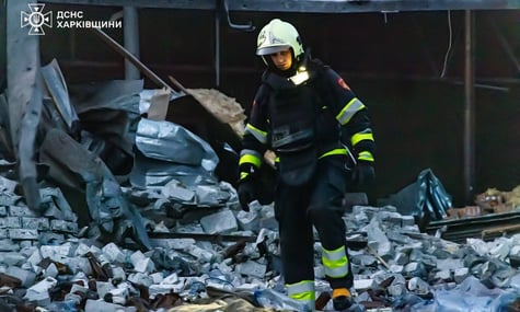 В Песочине Харьковской области российские дроны попали в СТО: известно о 8 пострадавших