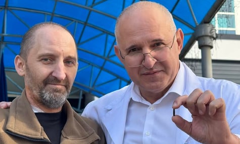 Парамедик з «Азовсталі», що три роки жив у полоні з кулею в серці, розповів, як те поранення врятувало йому життя