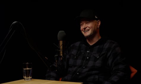 «Мені в Києві робити нічого». Андрій Хливнюк про особисті кордони, пісні на нулі, тил і дружбу з Noize MC