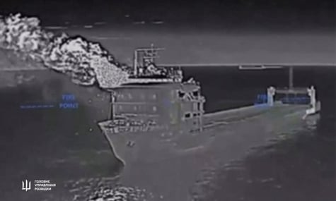 Пожежа на поромі «Славянин» після ударів дронів Пожежа на поромі «Славянин» після ударів дронів