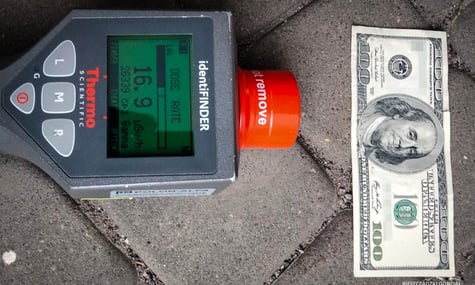 У Польщі прикордонники вилучили в українки купюру, яка у 1905 разів перевищувала норму радіації