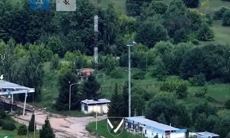 россияне установили триколор на границе с Черниговской областью. ВСУ уничтожили его (ВИДЕО)
