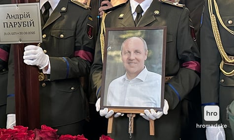 Похорон Андрія Парубія: сотні людей прийшли на прощання із вбитим політиком (ФОТО)