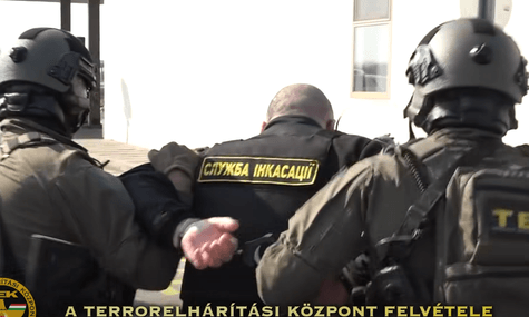 Працівника «Ощадбанку», затриманого в Угорщині, госпіталізовували в критичному стані. Автівки банку повернуть, але без грошей — Bloomberg