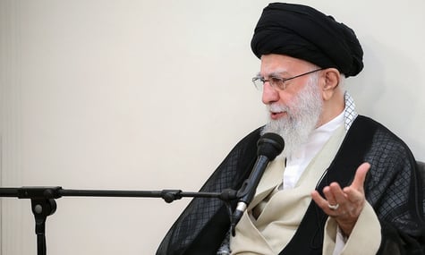 В Ірані покарали репортера, який у прямому ефірі сказав «смерть Хаменеї». Він пояснив, що просто обмовився