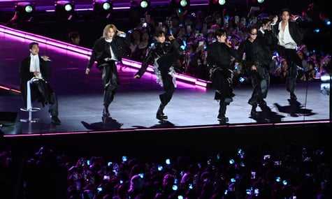 Учасники K-pop-гурту BTS виступають під час свого концерту на площі Кванхвамун у Сеулі, 21 березня 2026 року