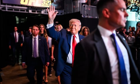 Думав, що він лікар. Трамп каже, що його ШІ-зображення у вигляді Ісуса мало бути «пов'язане із Червоним Хрестом»