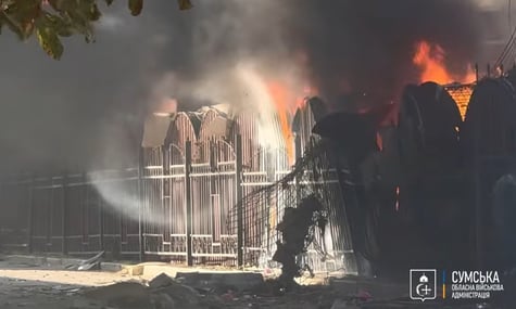 росіяни вдарили по центру Сум: там спалахнула пожежа