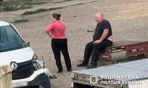 У мережі ширилося відео, як росіяни «полюють» FPV-дроном на продавця фруктів у Херсоні. У поліції кажуть: він вижив
