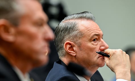 Радник Трампа кричав на нього по телефону. Очільник ICE потрапляв у лікарню через тиск щодо реалізації імміграційної політики — Politico