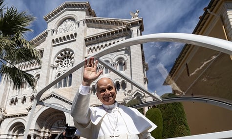 Папа Римський завітав до країни-«раю для мільярдерів». Закликав ділитися своїм багатством