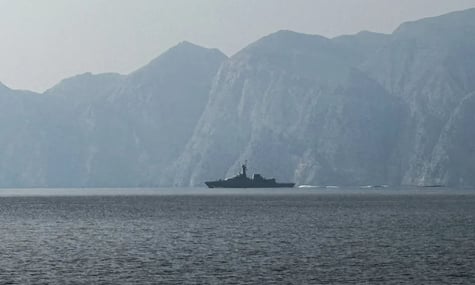 Військовий корабель пропливає Ормузькою протокою, 1 березня 2026 року