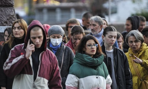 Ілюстративне фото. Перехожі на вулиці в Києві, 14 жовтня 2021 року