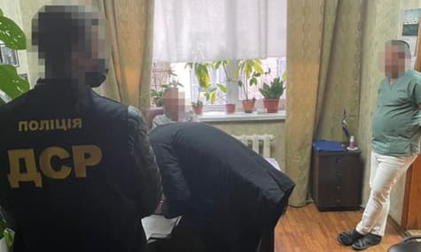Завідувач патологоанатомічного відділення та лікар «заробляли» на видаванні тіл померлих від COVID-19 — їх затримали