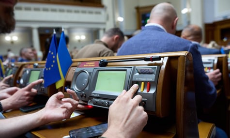 FT: Десятки депутатів-«слуг» можуть не підтримати законопроєкт Зеленського, який повертає незалежність НАБУ і САП