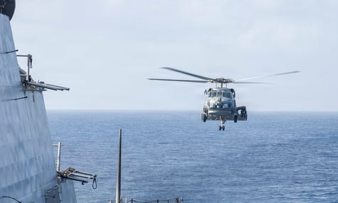 Ілюстративне фото. Американський вертоліт MH-60R Sea Hawk повертається після патрулювання Аравійського моря в межах підтримки блокади Ірану