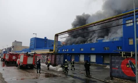 У Києві сталася масштабна пожежа у складській будівлі